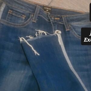 Just black brand denim Jean Capri.. white side stitching excellent condition